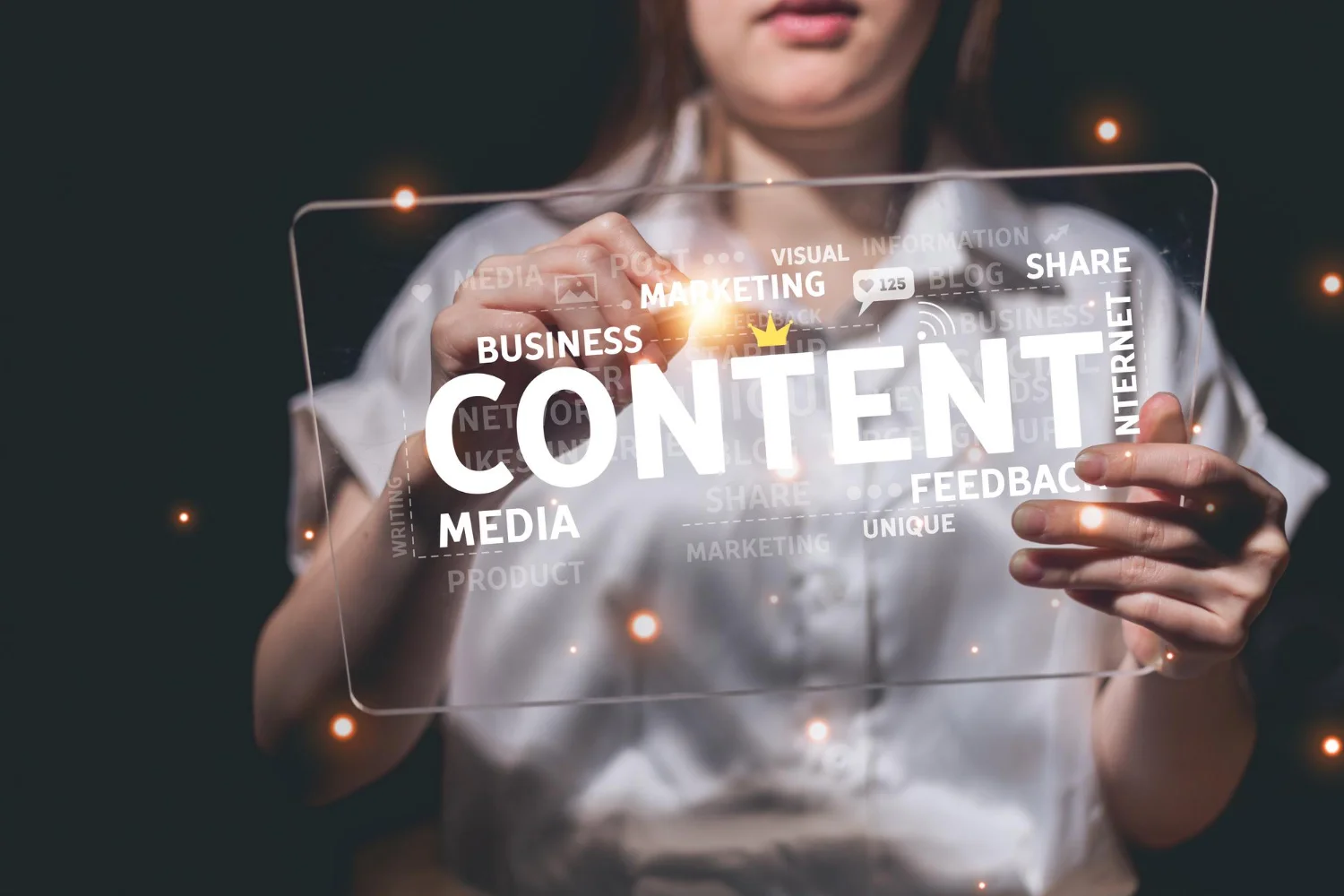 Profissional interagindo com interface digital que representa estratégias de brand content de marca.