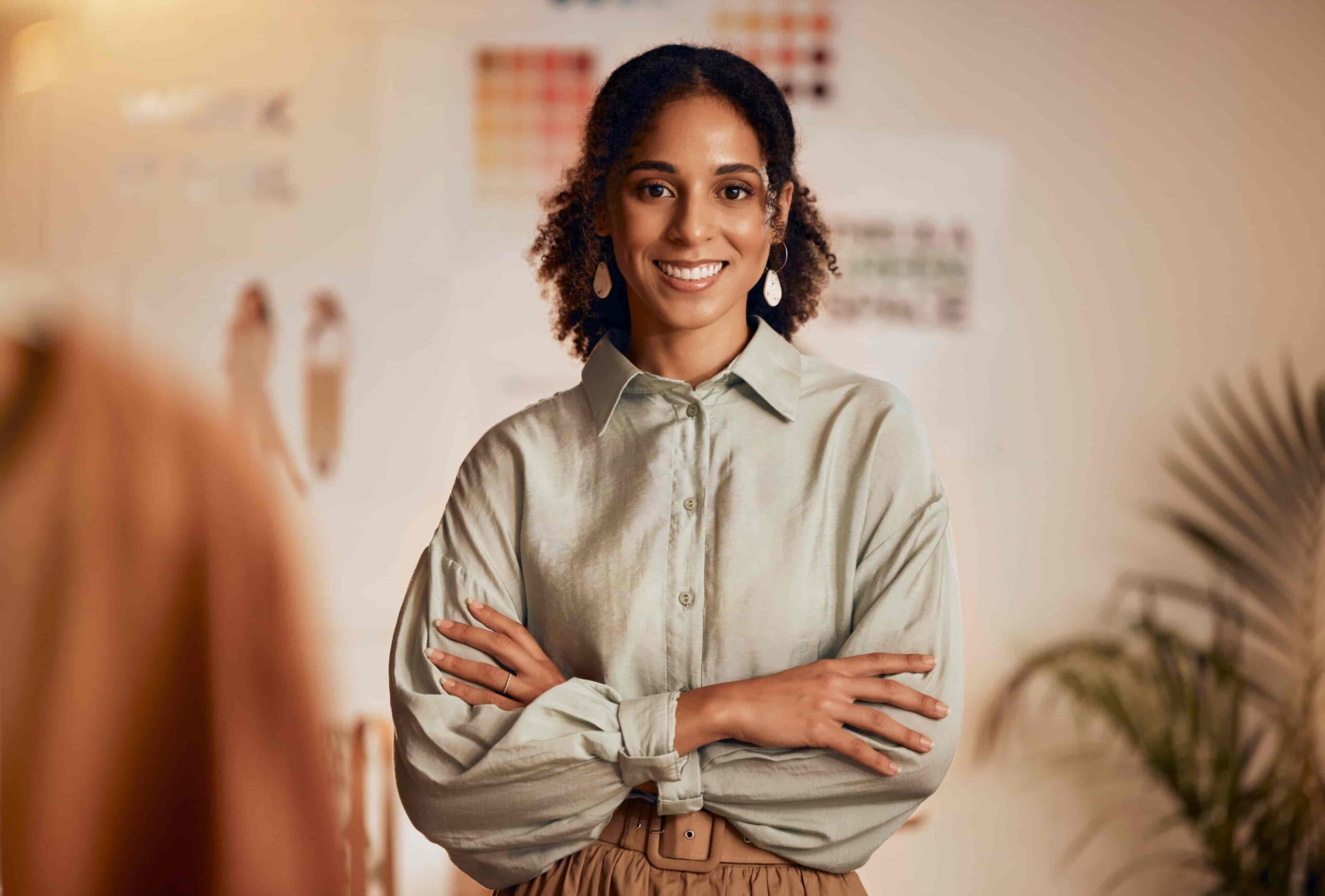 Mulher executiva sorrindo para câmera representando o branding pessoal de líderes