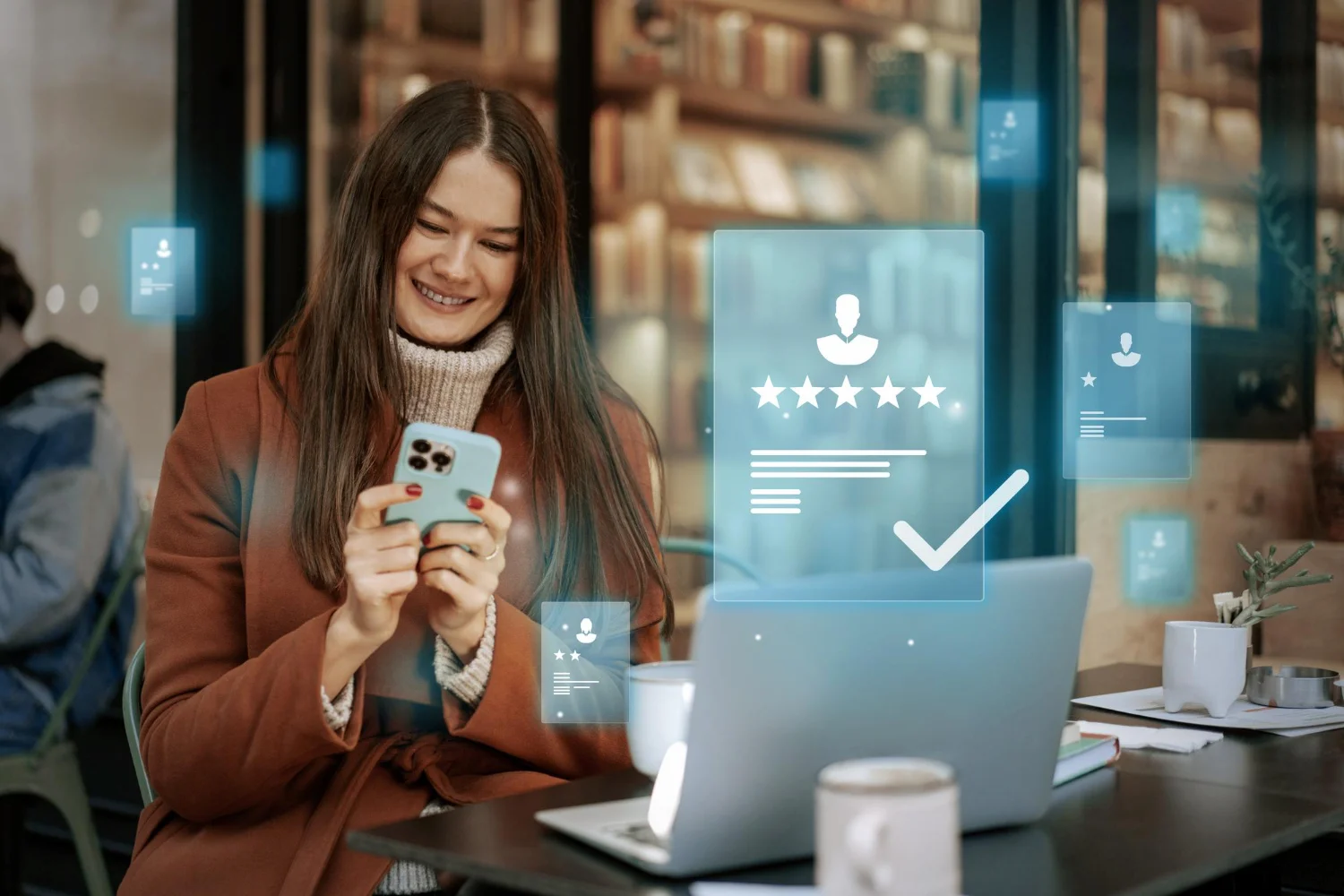 Jovem usa smartphone para avaliar serviços em um café, ilustrando a reputação digital do negócio