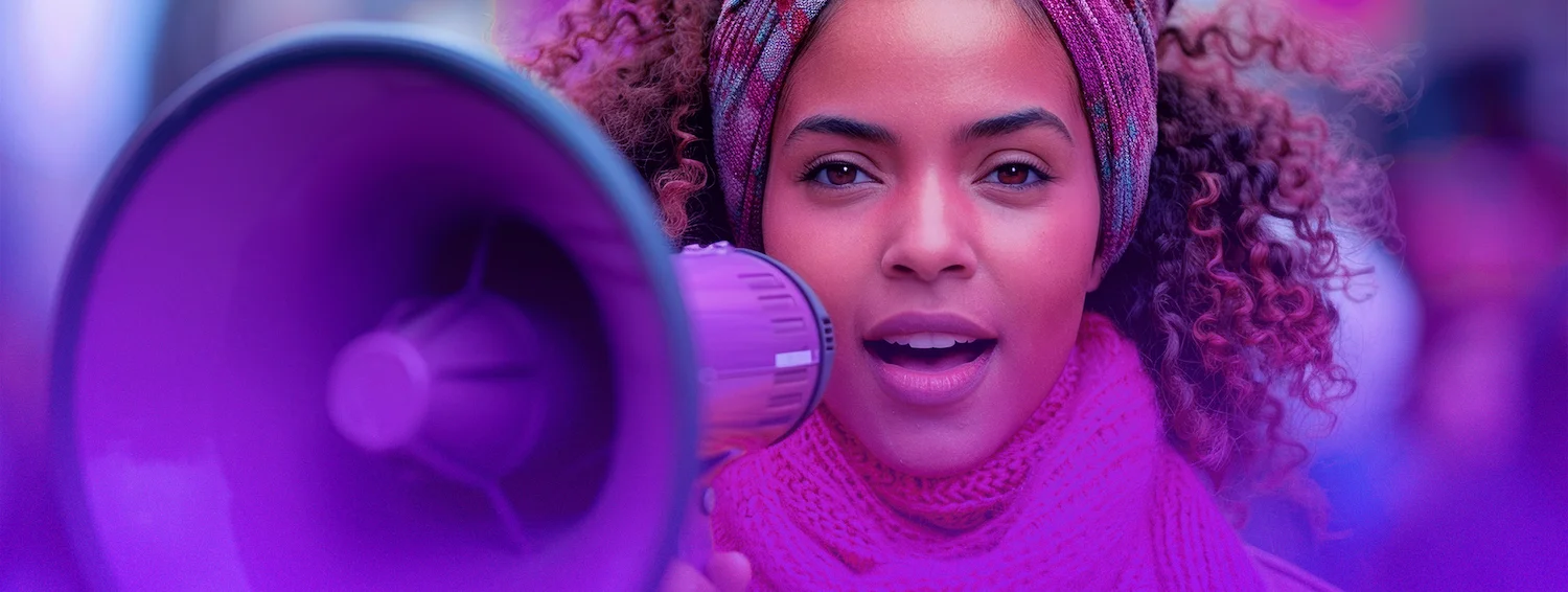 Mulher falando ao megafone, representando as estratégias de comunicação como ativo intangível de marca