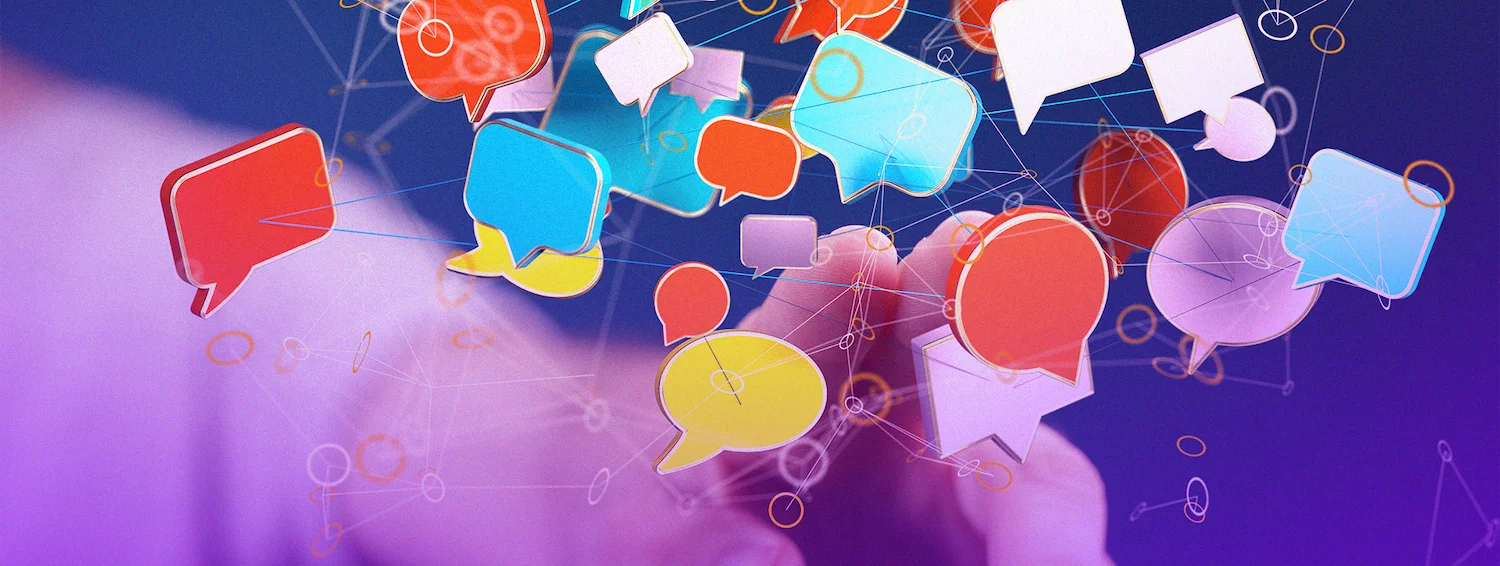 Comunicação integrada representada por balões de conversa conectados digitalmente