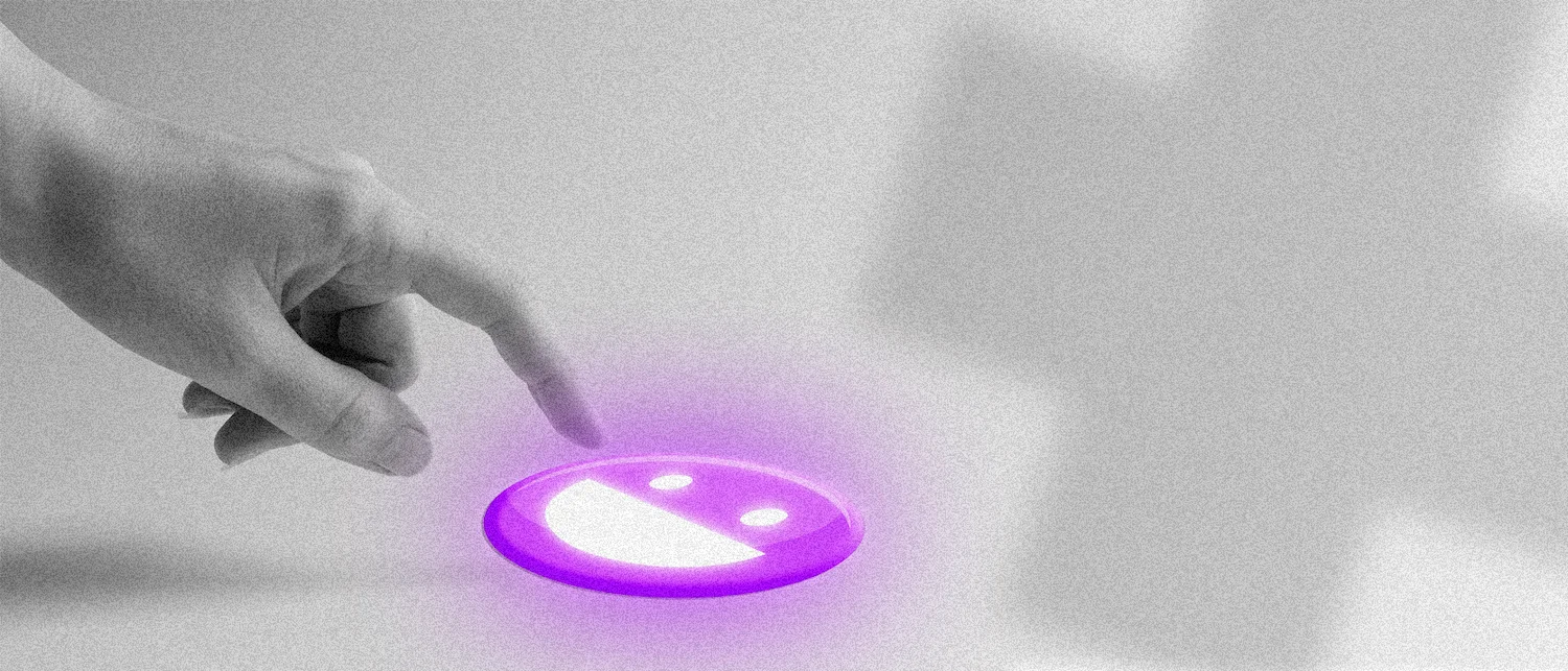 Mão apontando para um ícone roxo de rosto sorridente, simbolizando a satisfação na gestão de reputação