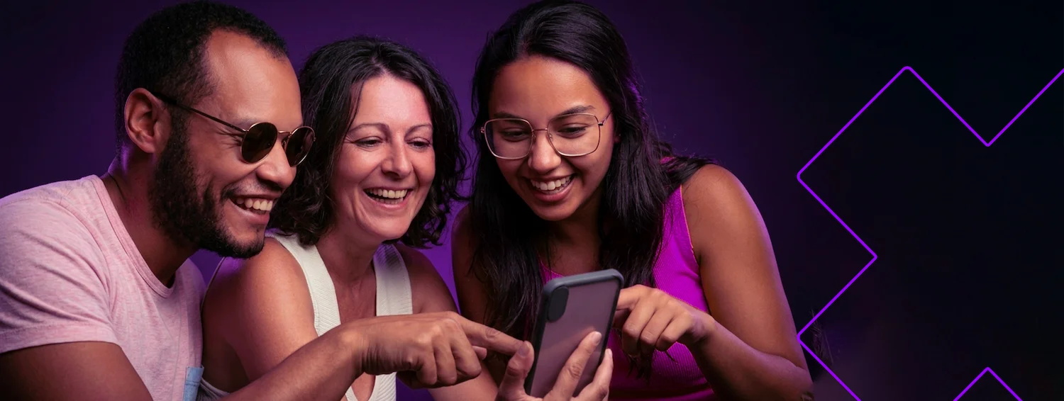 Pessoas interagindo com celular, representando estratégias de marketing direto em canais digitais