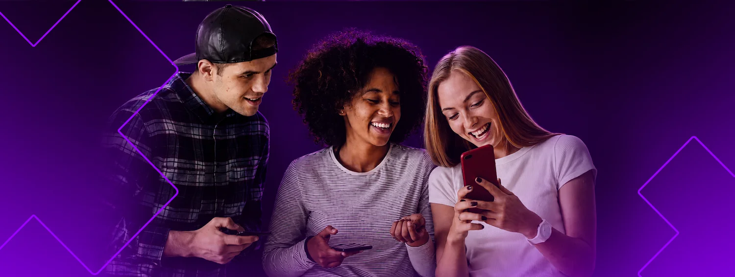 Jovens interagindo juntos ao acompanhar conteúdos de marketing viral pelo celular