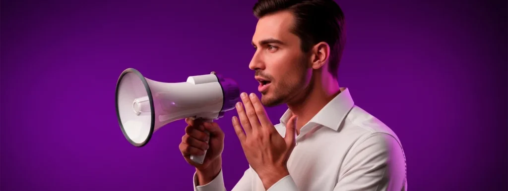 Homem utilizando um megafone para comunicar, representando a construção do tom de voz da marca