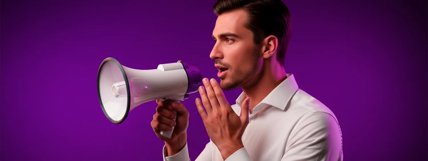 Homem utilizando um megafone para comunicar, representando a construção do tom de voz da marca